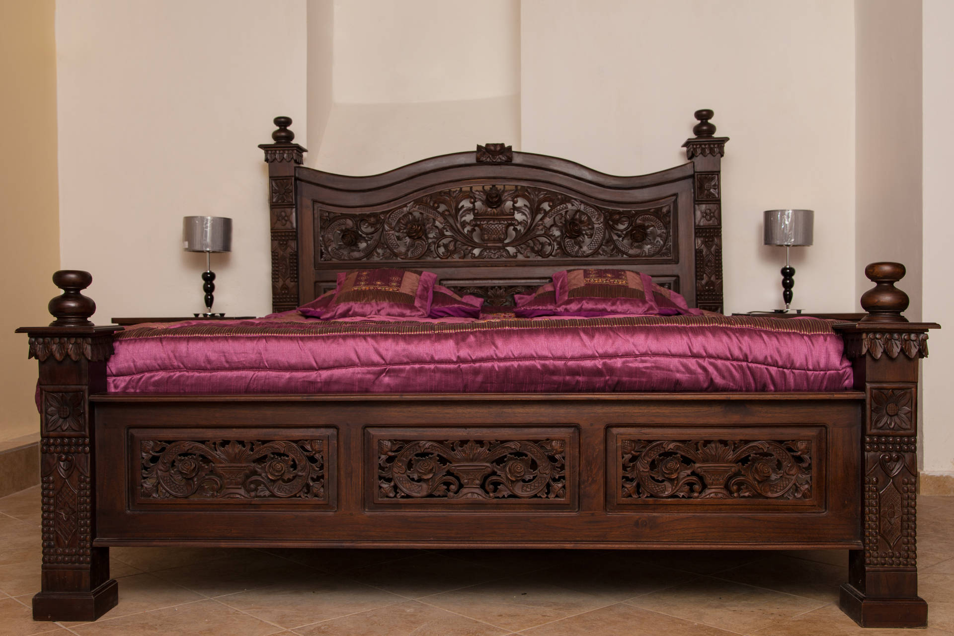 Vyřezávaná postel královská 180